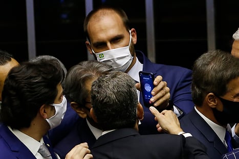 Eduardo chama deputadas de portadoras de vagina, e Joice reage