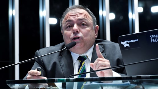 Aras abre apuração para averiguar se Pazuello cometeu falsidade ideológica