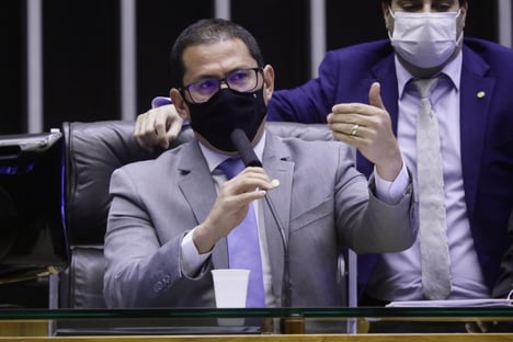 Escolha de presidentes de comissões da Câmara fica para terça-feira
