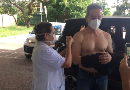 Luiz ‘Bombado’ Estevão é vacinado
