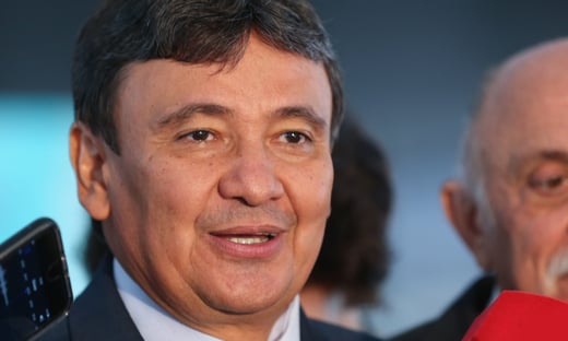 Governador petista defende aliança com Centrão e MDB