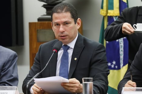 Marcelo Ramos critica projeto que quebra patentes de vacinas