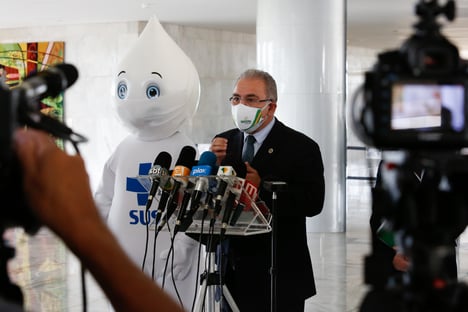 Queiroga pede pátria de máscaras e prevê vacinar 1 milhão por dia em abril