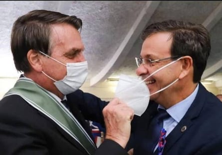 Bolsonaro tira máscara de ministro durante cerimônia