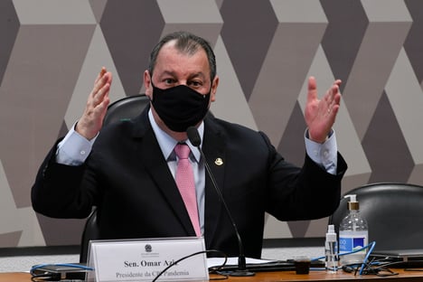 “Se troca de ministro da Saúde como se troca de camiseta”