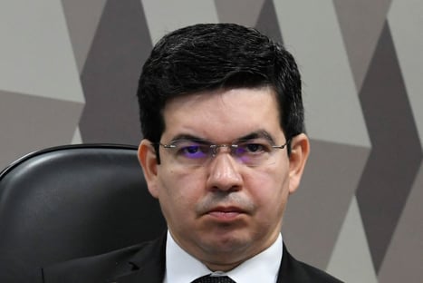 Lideranças do governo devem respeitar o presidente do Senado, diz Randolfe
