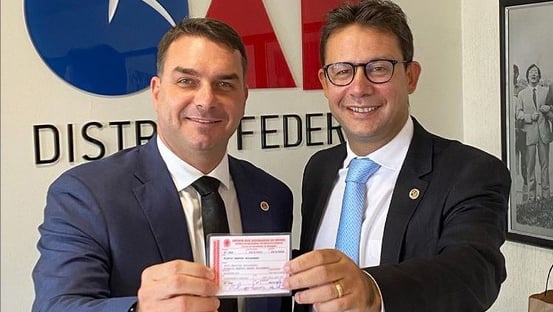Flávio exibe carteirinha da OAB de Brasília