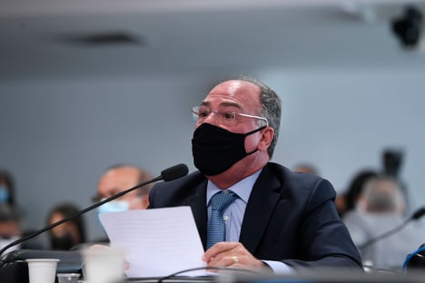 Bezerra reclama de adjetivos na fala de Renan e é chamado de querido amigo