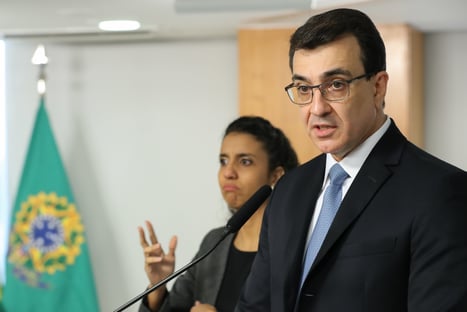 Carlos França tenta evitar redução de salário de diplomatas