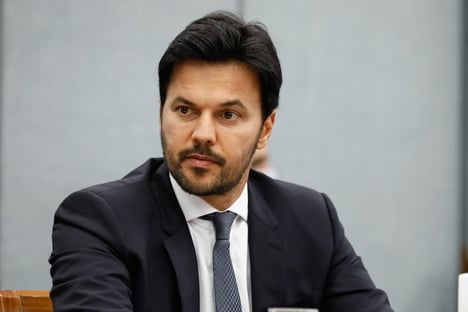 Fábio Faria mandou para Mandetta, por engano, pergunta de senador governista na CPI
