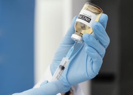 Falsa enfermeira é presa com doses roubadas de vacinas contra Covid