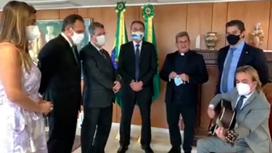 Em oração no Planalto, padre sugere que CPI é coisa do mal contra Bolsonaro