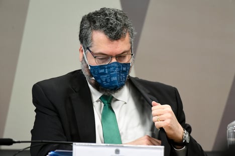 Ernesto contradiz Carlos França sobre viagem do spray milagroso