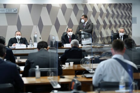 CPI da Covid adia análise de quebras de sigilo de Carluxo e convocação de Osmar Terra