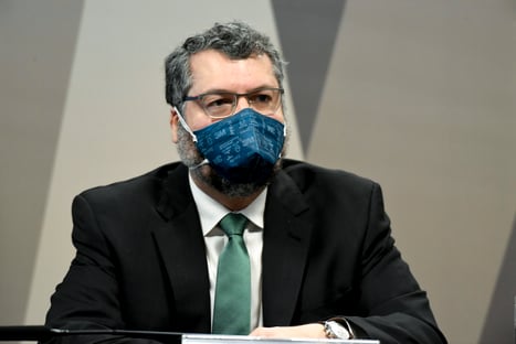Ernesto ganha licença-prêmio de 90 dias e mantém salário