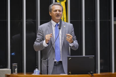Médicos repudiam declaração de deputado que associou estado de Covas a uso de máscaras