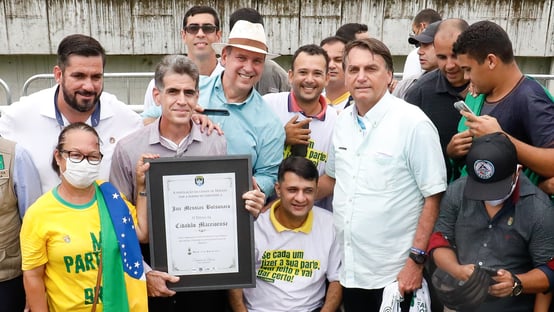 Bolsonaro recebe título fake em Alagoas