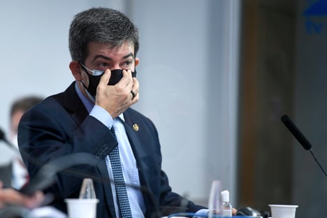 Governo brasileiro ignorou 81 tentativas de contato da Pfizer, diz Randolfe