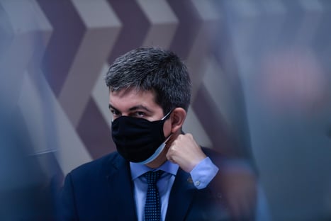 “Ofícios confirmam que Bolsonaro não deu importância à carta da Pfizer”, diz Randolfe