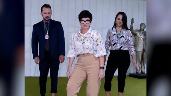 Vídeo de deputada bolsonarista dançando com funcionários repercute mal na Câmara