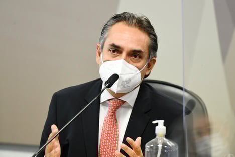 “Cada país foi diferente”, diz ex-CEO da Pfizer, sobre dificuldade para vender vacinas