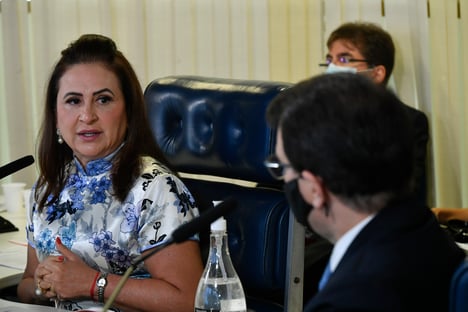 Kátia Abreu questiona França sobre guerra de Bolsonaro: “Foram só palavras ao vento?”