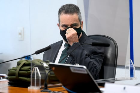Elcio Franco diz que não antecipou compra da Coronavac por medo de ter “cemitério de vacinas”