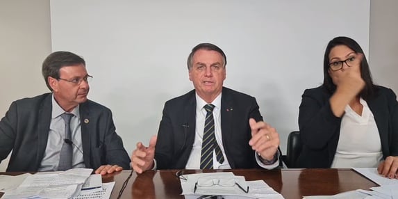 Bolsonaro satiriza Barroso por projeto de voto digital no celular