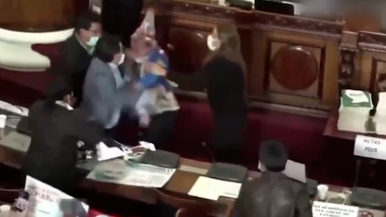 Parlamentares da Bolívia trocam socos no Congresso