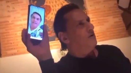 Wassef exibe videochamada com Bolsonaro em restaurante de Campos do Jordão