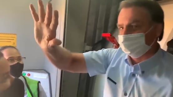 Bolsonaro é hostilizado em avião e reage: “Quem fala deveria estar de jegue viajando”; assista
