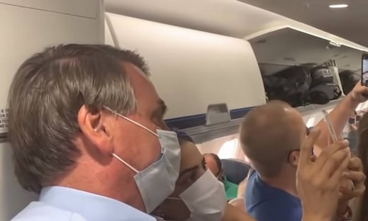 Bolsonaro tenta fazer parecer que não foi hostilizado em avião