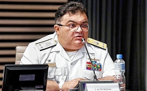 assessor-de-bolsonaro-viaja-mais-que-o-chanceler