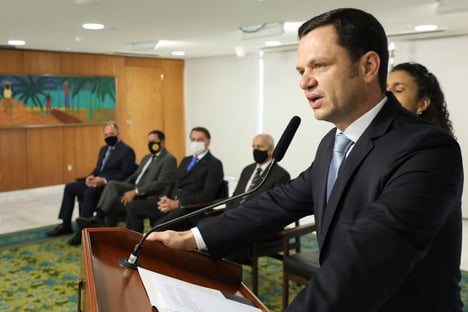 o-lobo-em-pele-de-defensor-das-criancas