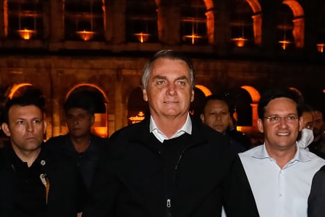 bolsonaro-e-recebido-com-protestos-em-cidade-do-bisavo