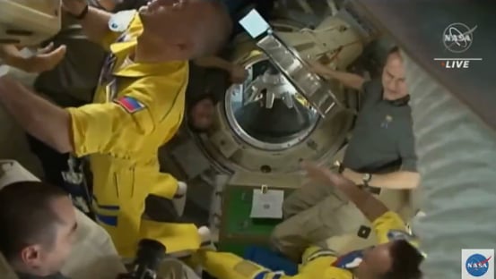 astronautas-russos-chegam-a-estacao-espacial-com-as-cores-da-ucrania