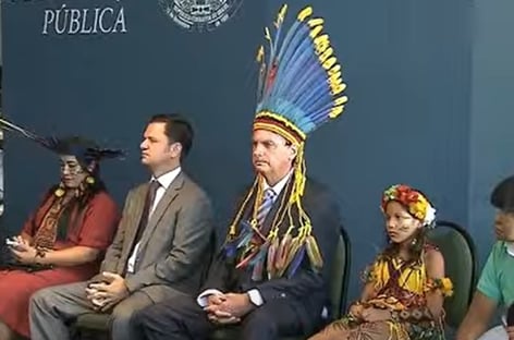 bolsonaro-recebe-medalha-do-merito-indigenista-queremos-que-voces-se-sintam-como-nos
