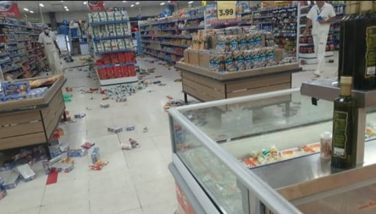 bando-saqueia-supermercado-no-rio