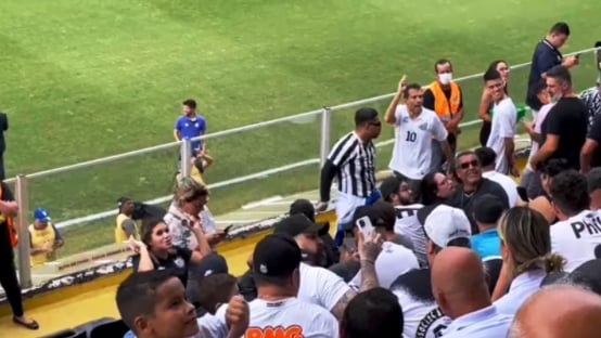 bolsonaro-e-vaiado-na-vila-belmiro