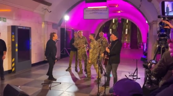 u2-faz-show-surpresa-no-metro-de-kiev