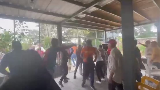 video-guaido-e-agredido-em-restaurante-na-venezuela