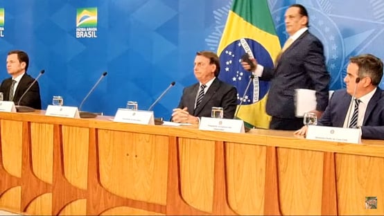 wassef-acompanha-jair-bolsonaro-no-anuncio-de-nova-pec-dos-combustiveis