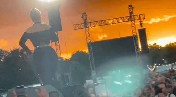 adele-grita-fora-bolsonaro-em-show