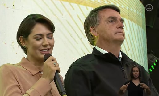 michelle-bolsonaro-fala-em-guerra-contra-o-mal-durante-culto-com-o-marido-em-minas-gerais