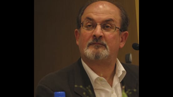 rushdie-comeca-longa-caminhada-para-recuperacao-diz-agente