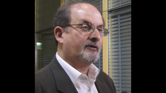 escritor-salman-rushdie-e-atacado-durante-evento-nos-estados-unidos