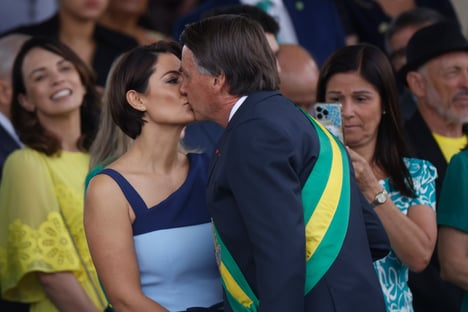 bolsonaro-manda-quem-pode-obedece-quem-tem-esposa