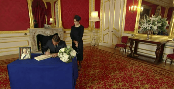 ao-lado-de-michelle-bolsonaro-assina-livro-de-condolencias-da-rainha