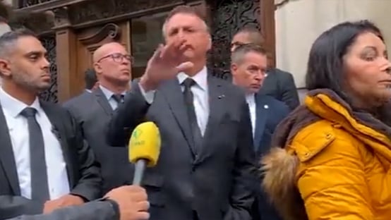 em-londres-bolsonaro-se-irrita-e-encerra-entrevista-apos-pergunta-sobre-uso-eleitoral-de-viagem