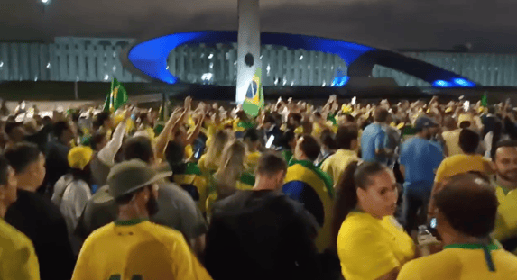 ambulantes-sao-retirados-de-ato-bolsonarista-no-qg-do-exercito